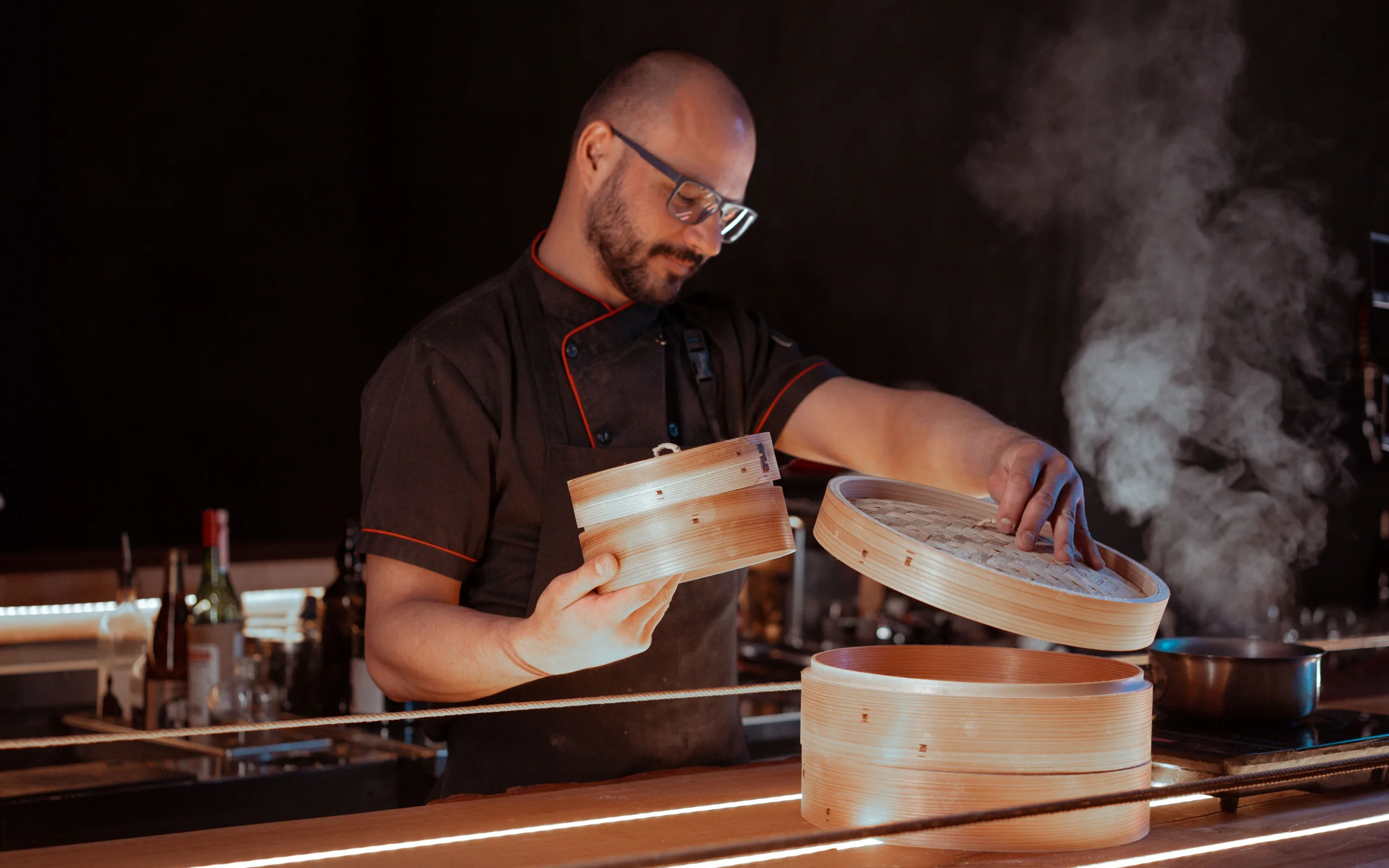 Équipe préparant les recettes d’un carnet culinaire